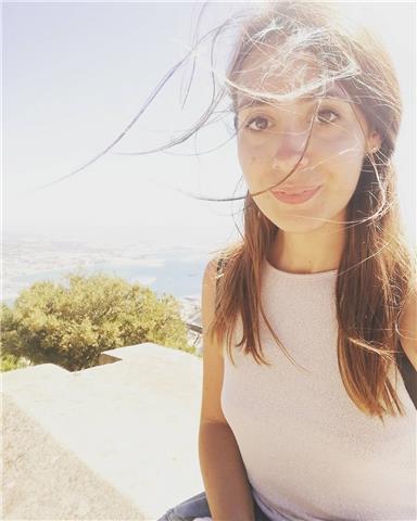 Insegnante di scuola superiore offre lezioni di inglese a studenti di tutte le età