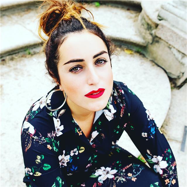 Insegnante di canto pop , diplomata al Cpm Music Institute