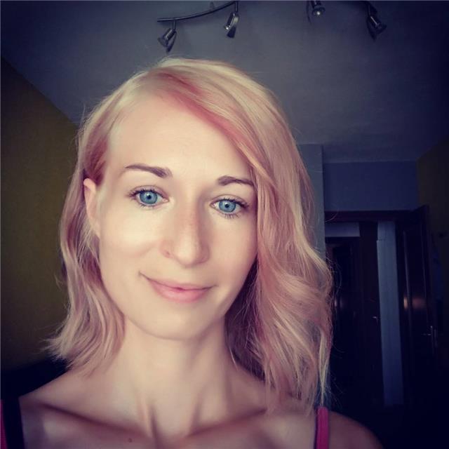 English teacher offers classes for children. let's have fun and learn!