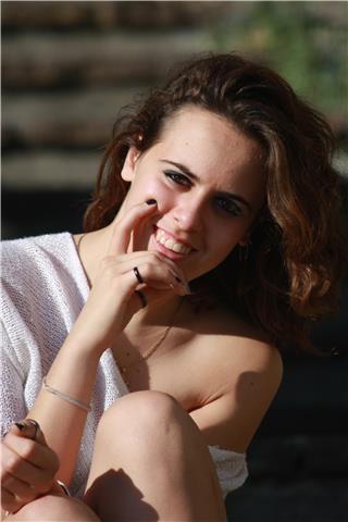 Ciao! Sono una ragazza di 19 anni. Ho studiato tedesco al liceo per 5 anni. Mi piace molto la lingua e vorrei poter aiutare chi ne ha bisogno, per insegnarla bene a lui/lei e per impararla sempre meglio anche io! Conosco bene le basi