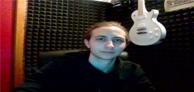 Diplomando alla Rock Guitar Academy di Milano offre lezioni di chitarra per tutte le età