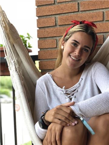Doy clases particulares de inglés, castellano, historia, filosofía y dependiendo del nivel, algunas otras