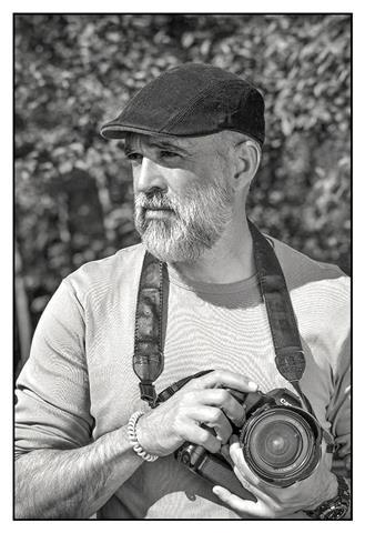 Actualmente profesor de fotografía digital y diseño gráfico