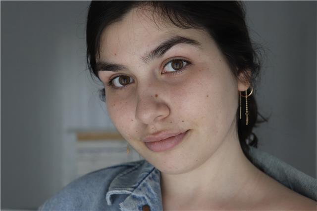 Me considero una persona apasionada por los idiomas. Me encantaría saber más y me estoy formando para que eso ocurra. Tengo un gran afán por enseñar y que mis alumnos tengan resultados que les hagan sentirse orgullosos de lo que han aprendido, y a mi tamb