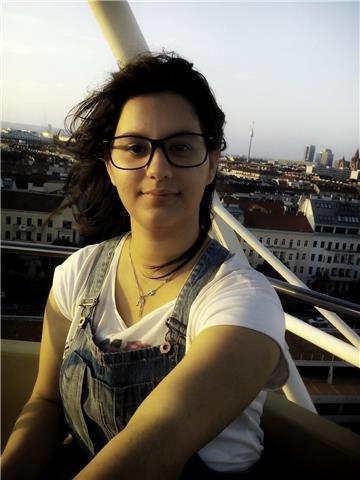 Studentessa di lingue offre lezioni private di inglese sulla grammatica e di letteratura