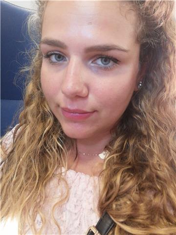 Sono laureata in lingue e mi piacerebbe trasmettere la mia passione agli altri