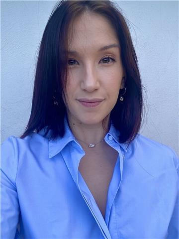 Estudiante de educación infantil. doy clases a niños/as de 3-12 años. también soy cuidadora