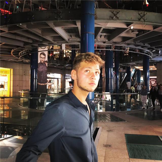 diplomato del Versari Macrelli a indirizzo commerciale, offre lezioni private di matematica per studenti delle elementari, medie e primi anni delle superiori