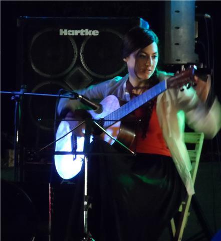 Titulada imparte guitarra (todos los niveles) y música / retiro-pacífico