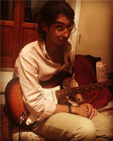 Chitarrista Professionista propone di insegnare le basi chitarra a chiunque voglia imparare o migliorare la proprio tecnica