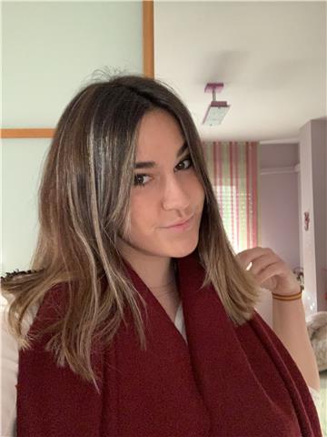 Soy una chica de 21 años, estudiante de universidad. ya tengo experiencia en el ámbito estudiantil. he dado clases anteriormente y he cuidado a niños