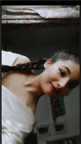 Chica joven universitaria, capacitada para impartir clases de lengua castellana y literatura, ciencias sociales, historia, geografía, etc entre alumnos de diversas edades (3-16)