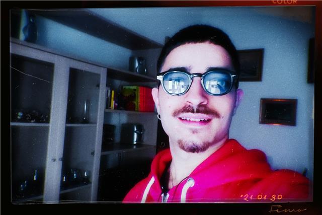 Madrelingua inglese, nato ad Oxford, cresciuto in Ungheria ed ora abito in Italia. Mi piace insegnare, mi è sempre piaciuto farlo, dalla musica all'inglese☺✌🏻