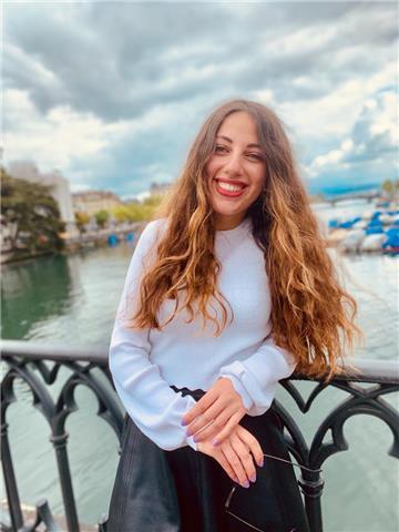 Titulaire d'un bac S spé maths avec 20/20 en maths. Cela fait des années que j'enseigne pour divers âges, en cours particuliers ou au sein d'une organisation