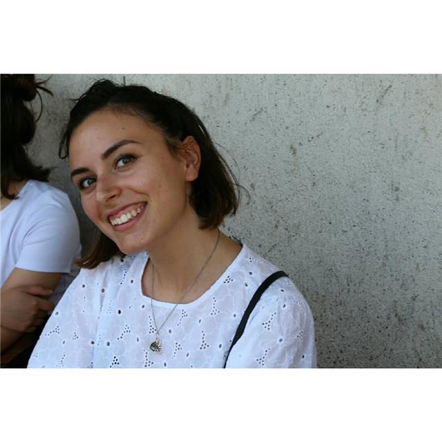 Studentessa di economia diplomata al liceo scientifico