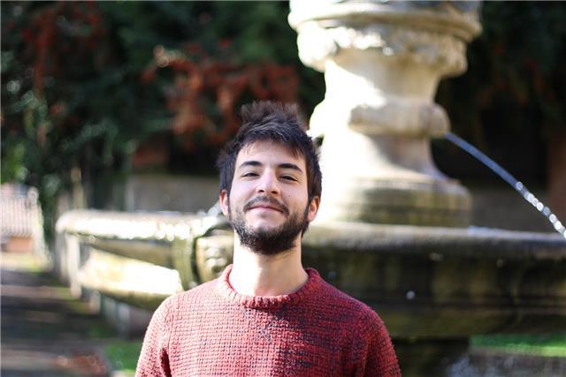 Studente Filosofia, ripasso filosofia e storia e anche lezioni per imparare a suonare la chitarra