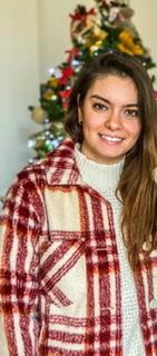 Laureata in lingue presso l’Università degli Studi di Napoli “L’Orientale”, impartisce ripetizioni private per scuole elementari, medie e superiori