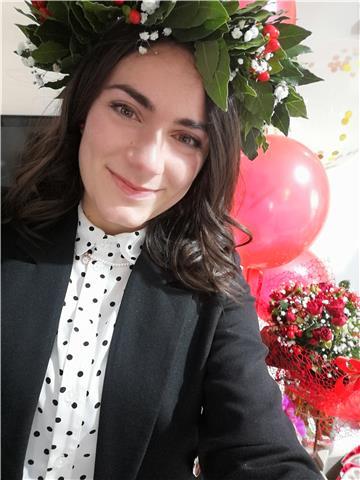 Laureata in lingue e letterature moderne (inglese e francese)