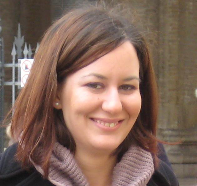 Ragazza Bilingue offresi per lezioni e ripetizione Inglese