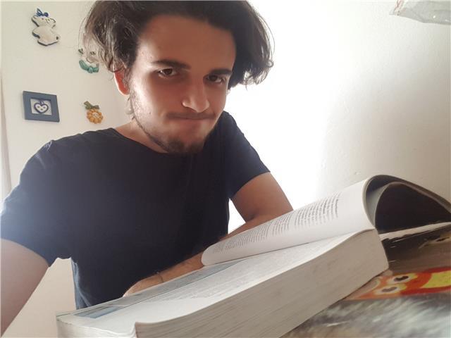 Studente neolaureato offre lezioni di materie umanistiche e linguistiche