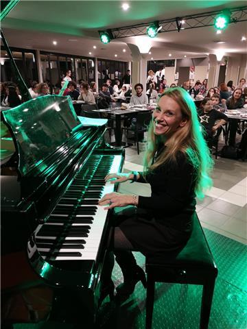Vuoi intraprendere lo studio del pianoforte comodamente da casa? Contattami per delle lezioni on line!