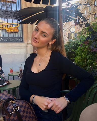 studentessa universitaria con diploma di liceo scientifico