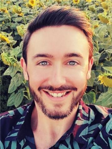 Profesor de inglés, grado en estudios ingleses, máster de profesorado. especialista en secundaria y bachillerato. con experiencia en españa y en estados unidos