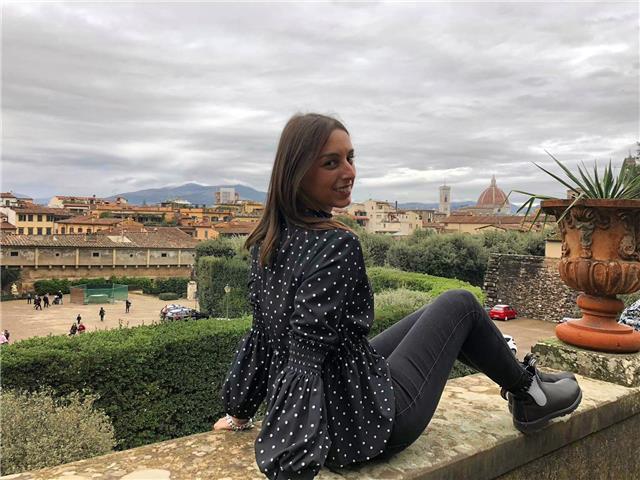 Laureata in interpretariato e traduzione impartisce lezioni di francese per tutti i livelli di istruzione