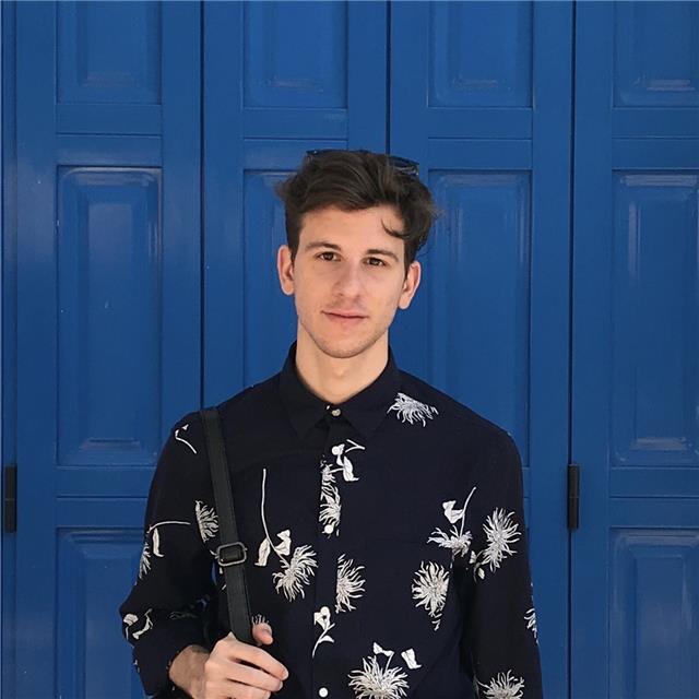 Laureato in lingue impartisce lezioni di inglese