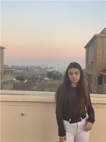 Chica de 16 años con interés en trabajar dando clases de lectura a niños no muy mayores con ganas de enseñar y aprender