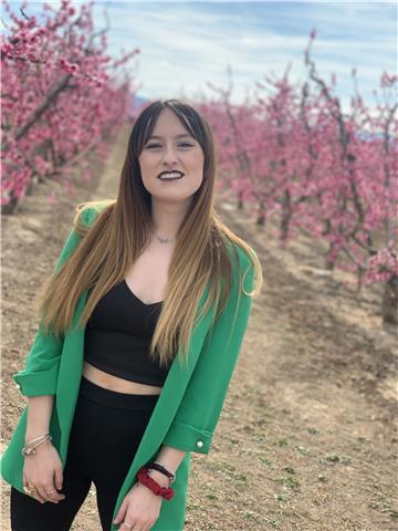 Doy clases particulares a niños de primaria hasta bachillerato. soy estudiante de farmacia y bi y estaré encantada de ayudarte a aprobar el curso!