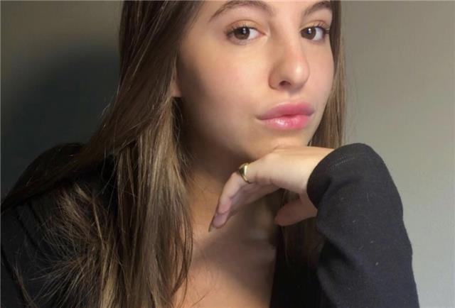 Sono una studentessa di communication presso l’Università Cattolica di Milano.
Diplomata a massimi voti presso l’educandato Setti Carraro dalla chiesa a Milano dove ho frequentato il liceo linguistico internazionale spagnolo ottenendo un doppio diploma in