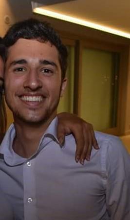 Mi chiamo Lorenzo, sono un ragazzo di 22 anni attualmente iscritto alla facoltà di Economia a Catania e sono disponibile ad impartire lezioni a ragazzi/e che frequentano la scuola media. 
Mi considero un ragazzo solare, disponibile e molto curioso, e conf