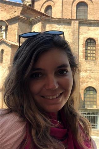 Laureata in lettere moderne, con esperienza di insegnamento, offre lezioni a bambini/ragazzi/adulti per studiare regole grammaticali, analisi logica o letteratura in modo divertente e interattivo