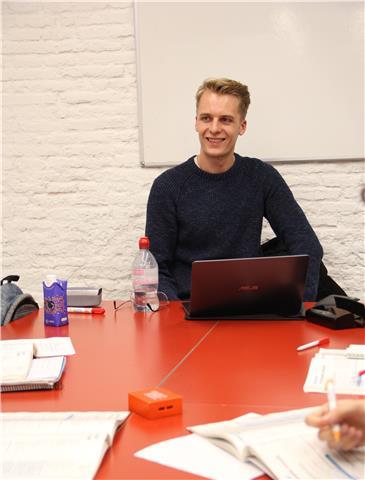 Profesor nativo, titulado, experimentado. ofrezco clases de preparación para oposiciones o conversación