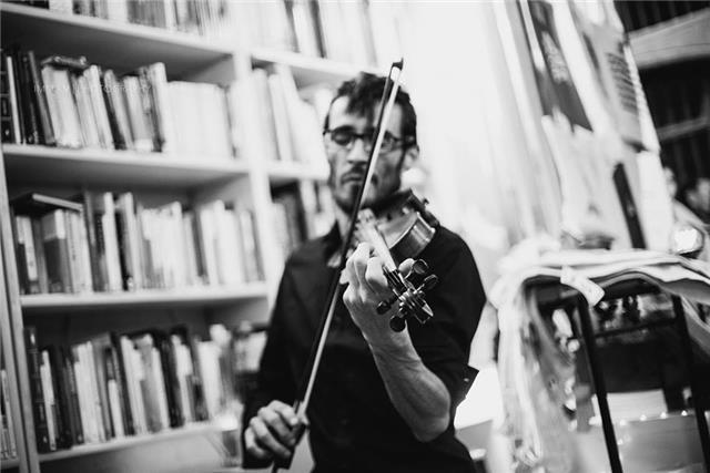 Profesor de música, violinista
