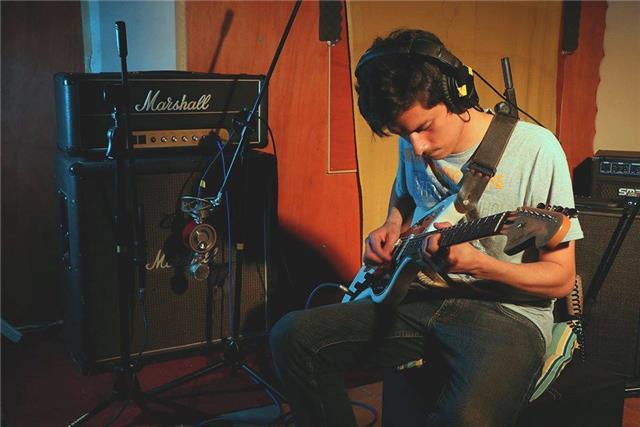 Guitarrista con 14 años de experiencia imparte clases particulares de solfeo, armonía y fundamentos de la guitarra