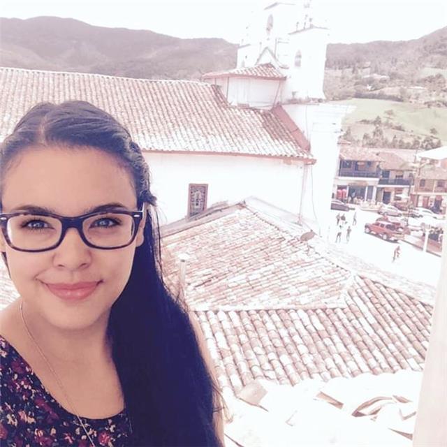 Profesora de biología imparte clases a estudiantes de primaria y bachillerato