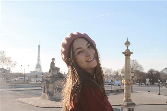 Profesora de lenguas - graduada en lenguas aplicadas y máster en lingüística teórica y aplicada (universidad pompeu fabra)