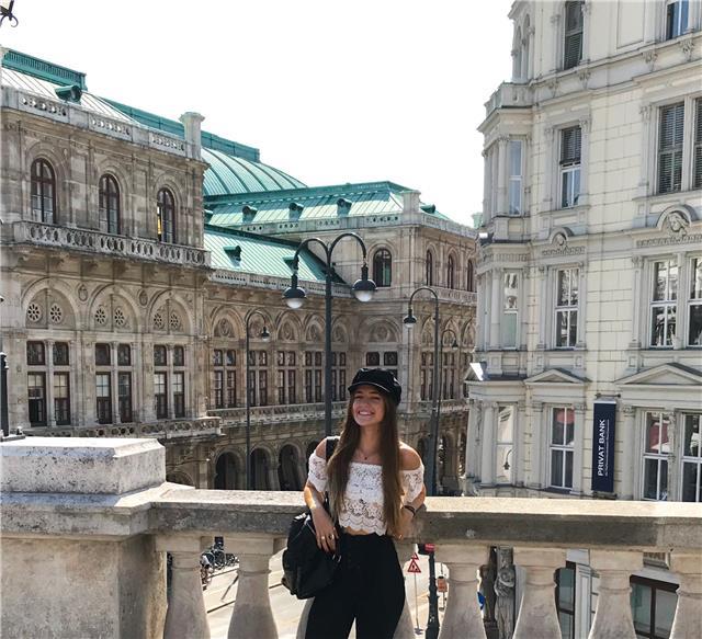 Doy clases particulares de inglés y de francés. soy estudiante de último año de filología inglesa y tengo título c1 de inglés y el b2 de francés. 😊