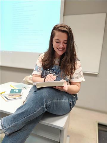 Profesora de educación primaria con mención en educación especial. doy clases de todas las materias hasta segundo de la eso. a partir de ese curso doy inglés, lengua castellana y literatura, historia... asignaturas del campo de letras