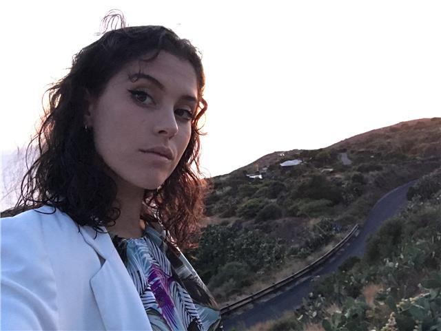Buongiorno! Sono Chiara e ho 24 anni. Ho frequentato il Liceo artistico, poi sono stata due anni a Londra dove ho lavorato come visual merchandiser. Successivamente mi sono laureata in Design della moda e arti multimediali e adesso sto frequentando la mag