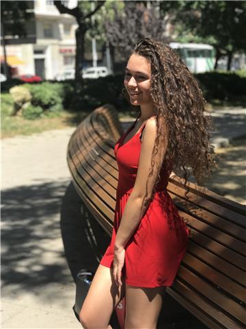 Estudiando de segundo en la universidad de barcelona de administración y dirección de empresas y sociologia con disponibilidad para dar clases para preparar cualquier asignatura de la eso o del bachillerato social, con tres años de experiencia preparando 