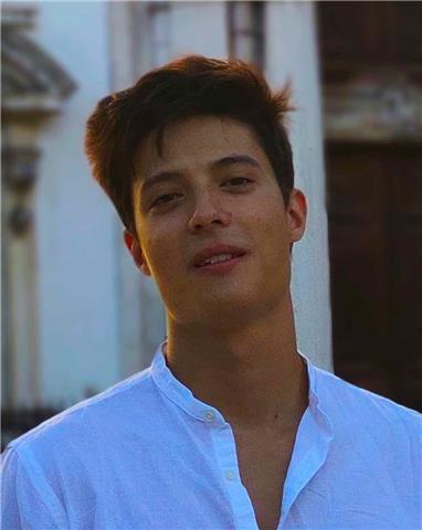 Deporte al aire libre, como calistenia, fuerza y elasticidad