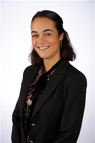 En 5 ème année au Master in Management de l'ESSEC, après 5 ans de cours tout en anglais, des semestres d'échanges à l'international et des stages tout en anglais et un score de 950 au TOEIC, je peux aider à tous niveaux, petits et grands dans ce domaine!
