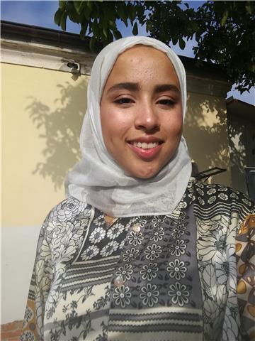 Ragazza avente diploma scuola superiore. Disposta a dare lezioni di recupero per alunni sia della scuola media che superiore