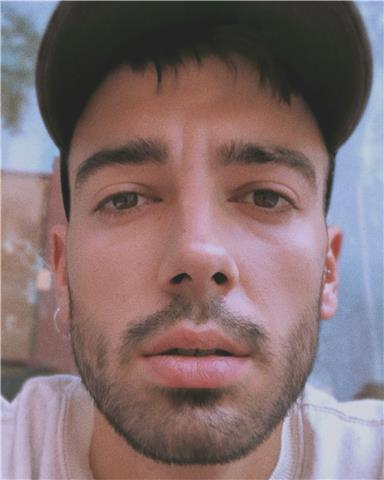 Profesor de teatro y de inglés durante años. Me ofrezco a dar clases particulares online y de coach actoral, presencial en una sala o online