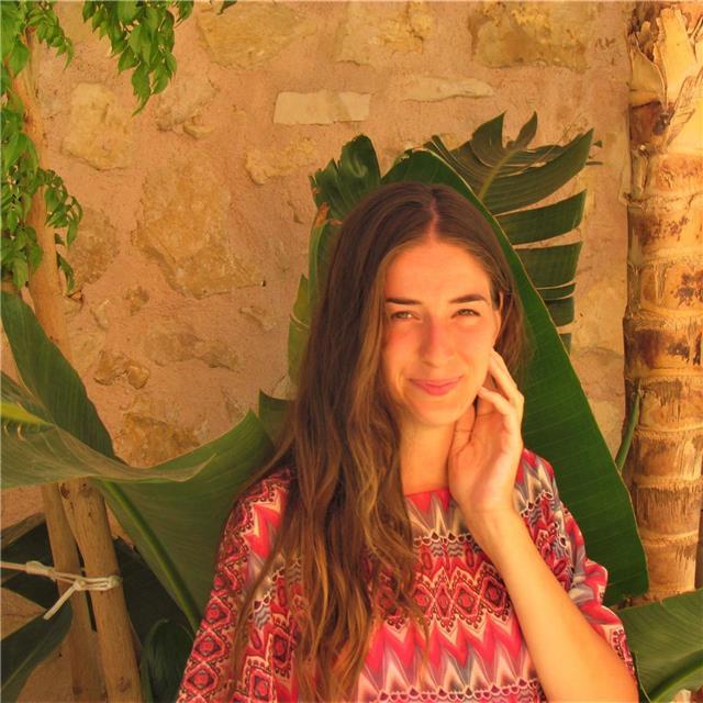 Laureata in Lettere Moderne con master in giornalismo, offre ripetizioni di italiano, per migliorare l'espressione orale e scritta