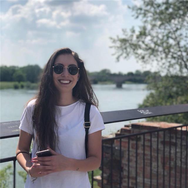 Ragazza di 22 diplomata in biotecnologie ambientali