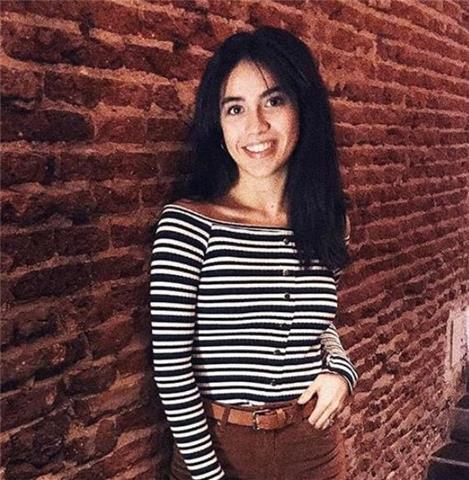 Graduada en magisterio con C1 en inglés, enseña y ayuda en la comprensión de este idioma con una metodología personalizada